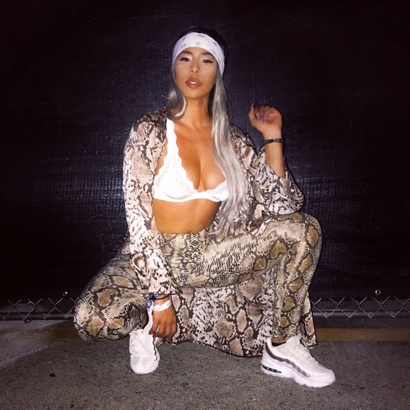 Meet your Posher, Miss - Picture 1 of 1